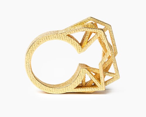 3D printed ring is shaped around a reflecting solitaire stone